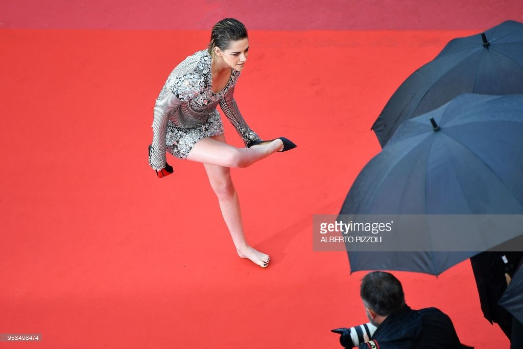 Thảm đỏ Cannes 2018: Kristen Stewart gây xôn xao vì cởi giày đi chân trần trong ngày thứ bảy Thảm đỏ Cannes 2018: Kristen Stewart gây xôn xao vì cởi giày đi chân trần trong ngày thứ bảy